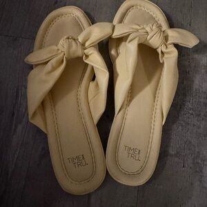 Time and Tru Women's Tan Bow Slide Sandals